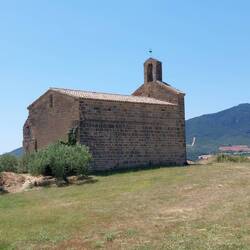 Wallfahrtskirche des Erzengel Michael. In ihrem Schatten rasten zwei Pilger. Recht hams.