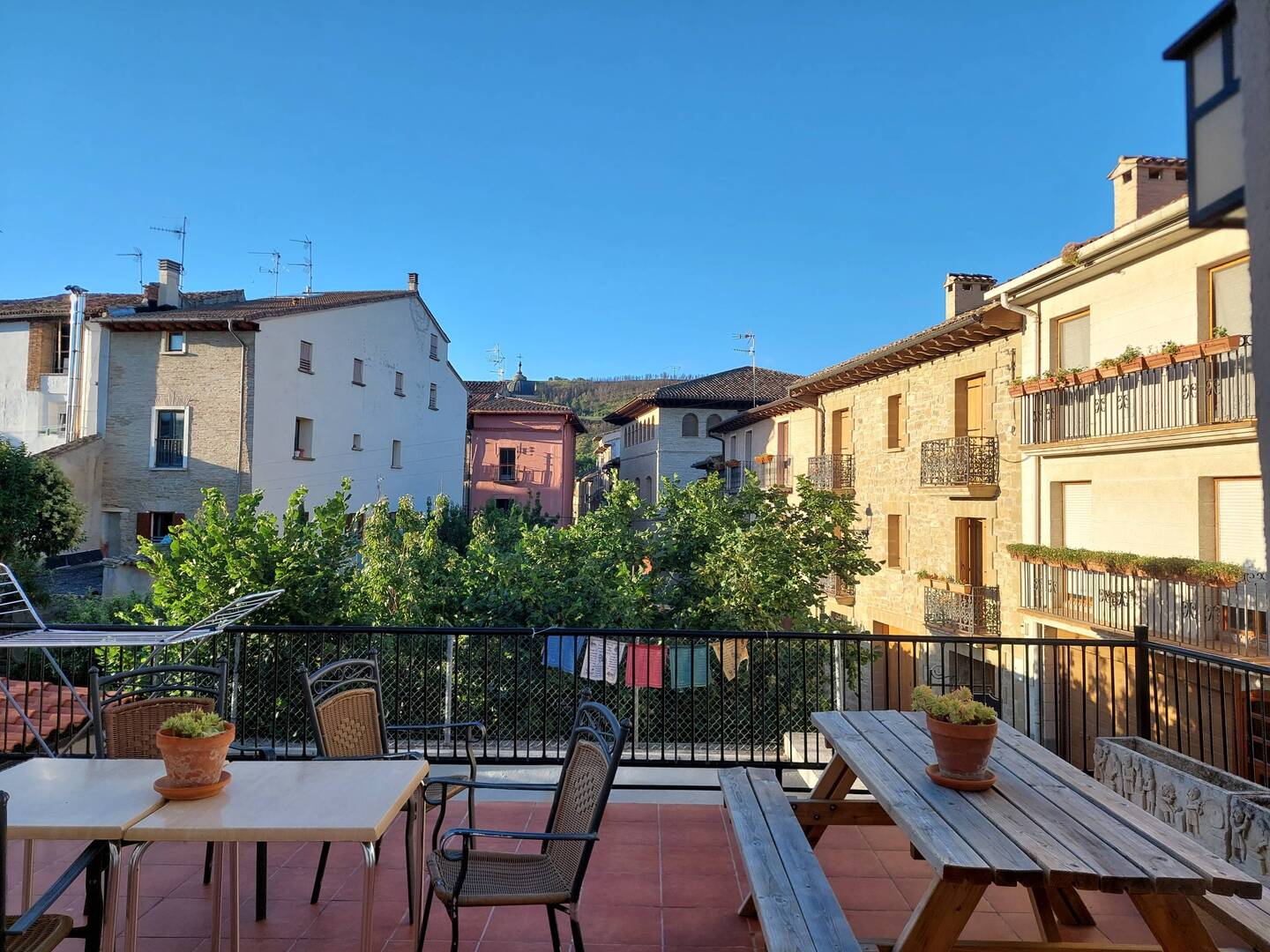 Aussicht am frühen Morgen vom Balkon der Herberge.