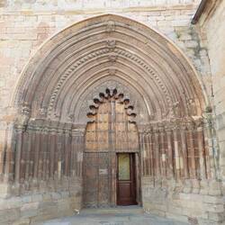 Das kunstvolle Kirchenportal.