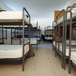 Schlafsaal mit 26 Betten. Eine Dusche, eine Toilette. Kann man sich auch mal geben...