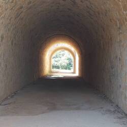 Es geht durch mehrere Unterführungen unter der Autobahn.