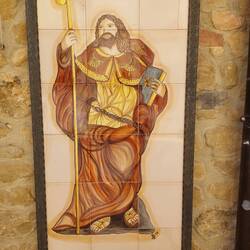 Der da ist schuld dran, dass wir alle mit Muscheln am Buckel nach Santiago hatschen. Schon komisch.