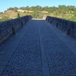 Weg über die Brücke von Puenta la Reina.