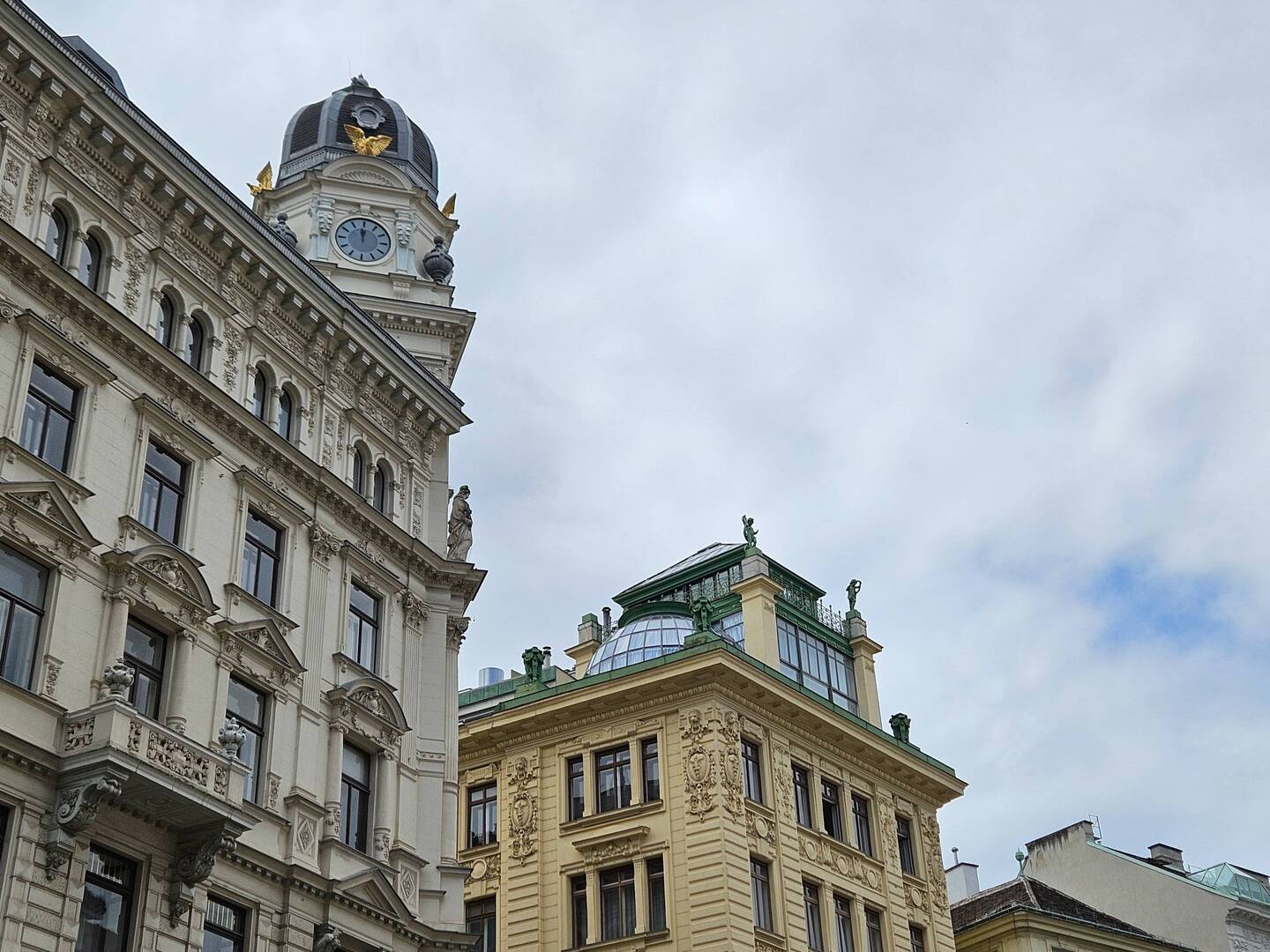 Links das Ankerhaus, da oben hat einmal Friedensreich Hundertwasser residiert.