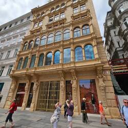 Das Eckhaus mit der reich gegliederten Fassade ist ein bedeutendes Beispiel des frühen Historismus.