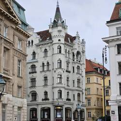 Haus zur roten Rose - sieht aus wie ein Schloss