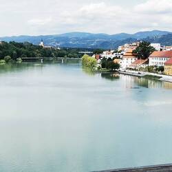 Die Stadt ist herrlich zwischen dem Fluss und Weinbergen, eingefasst.