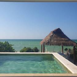 Das Ferienhaus liegt direkt am Strand.