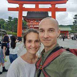 Das erste rote Tor am Anfang der Wanderung mit vielen Höhenmetern und Torii.