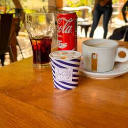 Frühstück, wie ich es mag: Eis, Cola und Kaffee