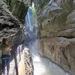 Wasser mit urgewalt von oben und unten