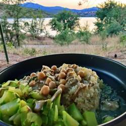 Leckeres Abendessen: Zucchini mit Couscous und Tahini
