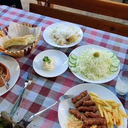 Traditioneller Bohneneintopf und Cevapis für Vincent