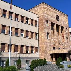Das nordmazedonische Parlament mit Einschusslöchern für die Fragilität der nordmazedonischen Politik