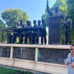 Aleksander vor einer der vielen Statuen