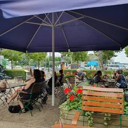 Gemütlicher Imbiss am Fähranleger Kladow