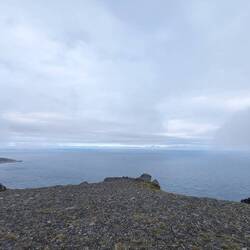Links an der Spitze unten am Wasser waren wir gestern zu Fuß