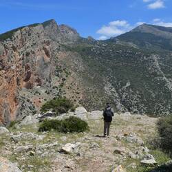 Ziel erreicht. Wo die roten Felsen gegenüber weis sind , wohnen die Geier.