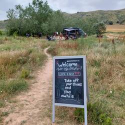 Beim Foodtruck tauscht man sich untereinander aus. Die Fußmaroden kleben und schmieren fleißig.