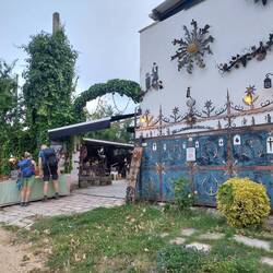 Die Schmiede von Herrn Ayegui. Er verkauft handgemachte Andenken an den Jakobsweg. Ich schlage zu.