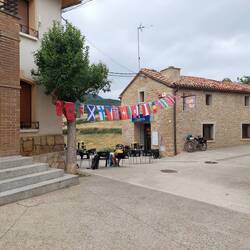 Das in der Herberge ausgelassene Frühstück wird in Azqueta nachgeholt.