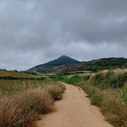 Mit der Zeit wird die Festung darauf erkenntlich - das Castillo de San Esteban.