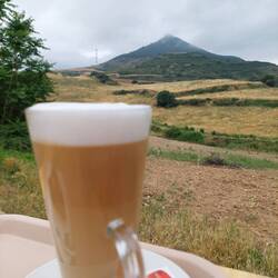 Sancho schaut mir beim Kaffeetrinken zu. Die nebelverhangene Spitze bleibt ein Orientierungspunkt.