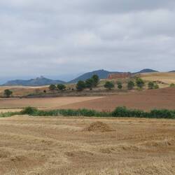 Die Eremitagenruine des Hl. Georg im Vordergrund. Weit hinten die Basilica San Gregorio Ostiense.