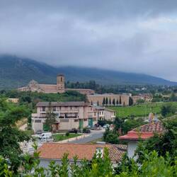 Blick vom Rande Estellas auf das Kloster Irache und sein Weingut.
