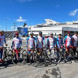 Velofahrer sind zur rechten Zeit angekommen für auf die Fähre.