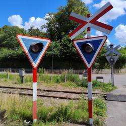 Jernbaneoverskæring. Hier fährt im Sommer jeden dritten Tag ein Zug