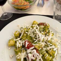 Gnochetti al pesto do rucola, pomodorini, e caprino. I didn't lick the plate, but I wanted to!