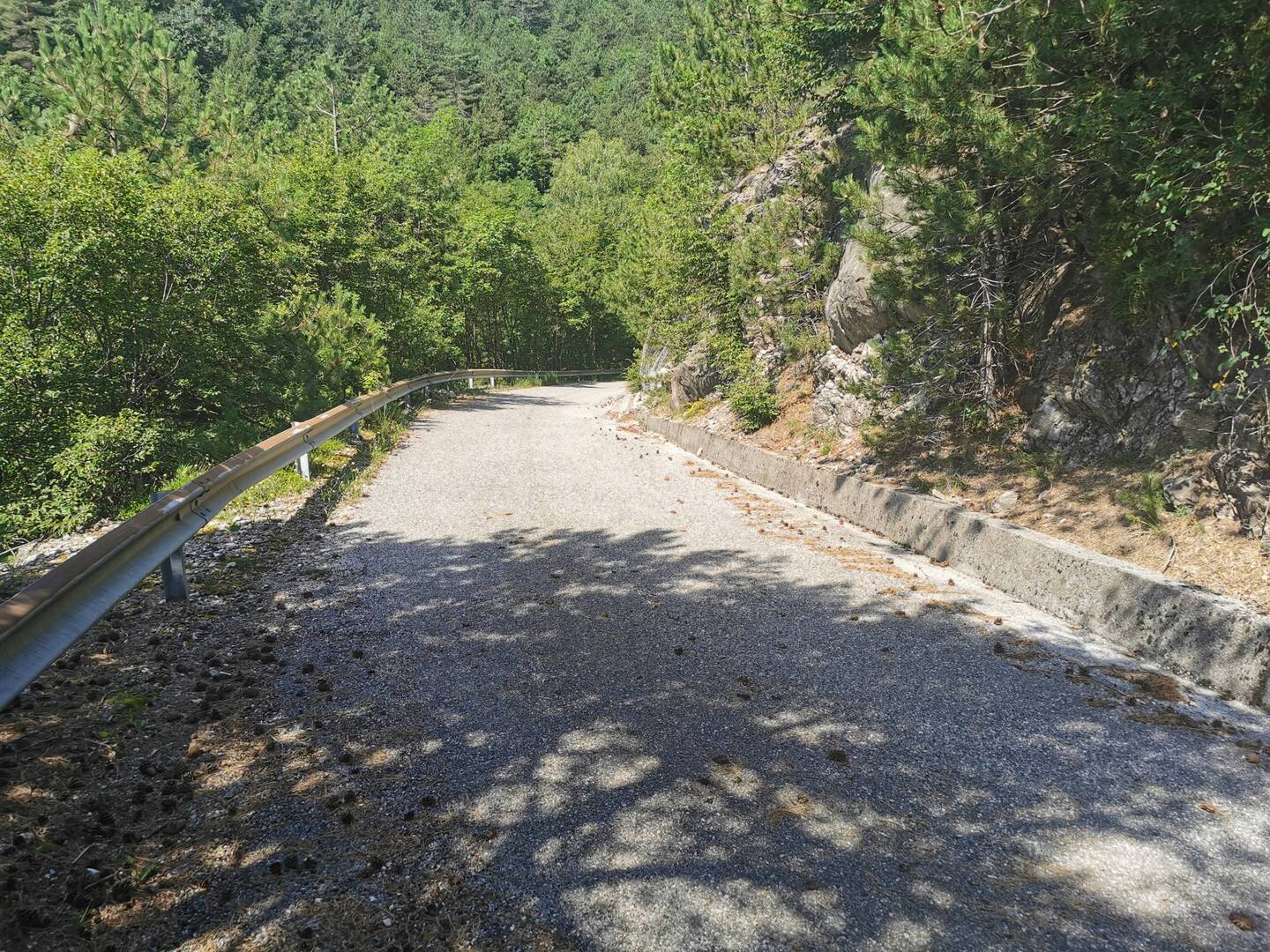 Kot vedno na fotkah: videt je naravnost, je pa kar hud klanec