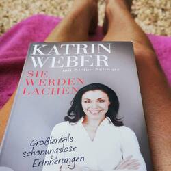 Und ich hab das erste Buch durch. Ich hab phasenweise Tränen, gelacht.