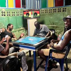 die Kartenspieler im Nebenraum