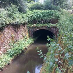Le canal passe sous plusieurs tunnels.