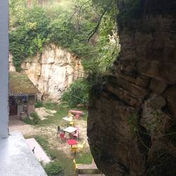 Vue de notre chambre. Une carrière qui appartient à l'hôtel ! Très sympa !