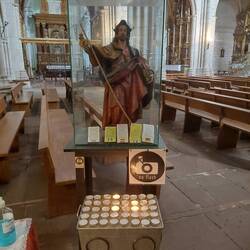 Eine Statue des heiligen Johannes mkt Gebeten zur Obhut der Pilger.
