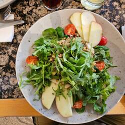 Micha ganz bewusst mit einem Linsensalat mit Grünzeug und Apfel war auch dran