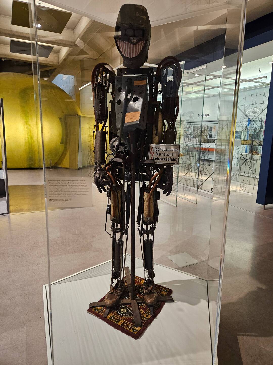 Elektro-hydraulischer Apparat, 186 cm groß, 64 kg