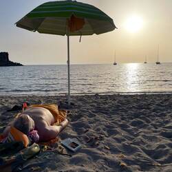 Am Strand die Abendsonne geniessen