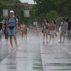 Ein witziger Brunnen: Mal gefüllt mit 2 cm Wasser, mal eine Nebelfläche