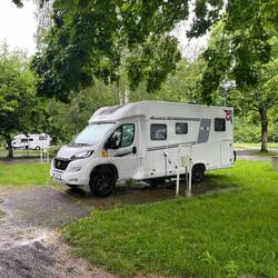 WoMo Stellplatz im satten Grün