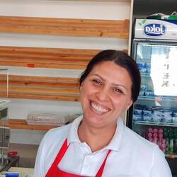 Eine ganz nette Verkäuferin in einer Burek-Bäckerei, mit der wir uns sehr nett unterhalten haben