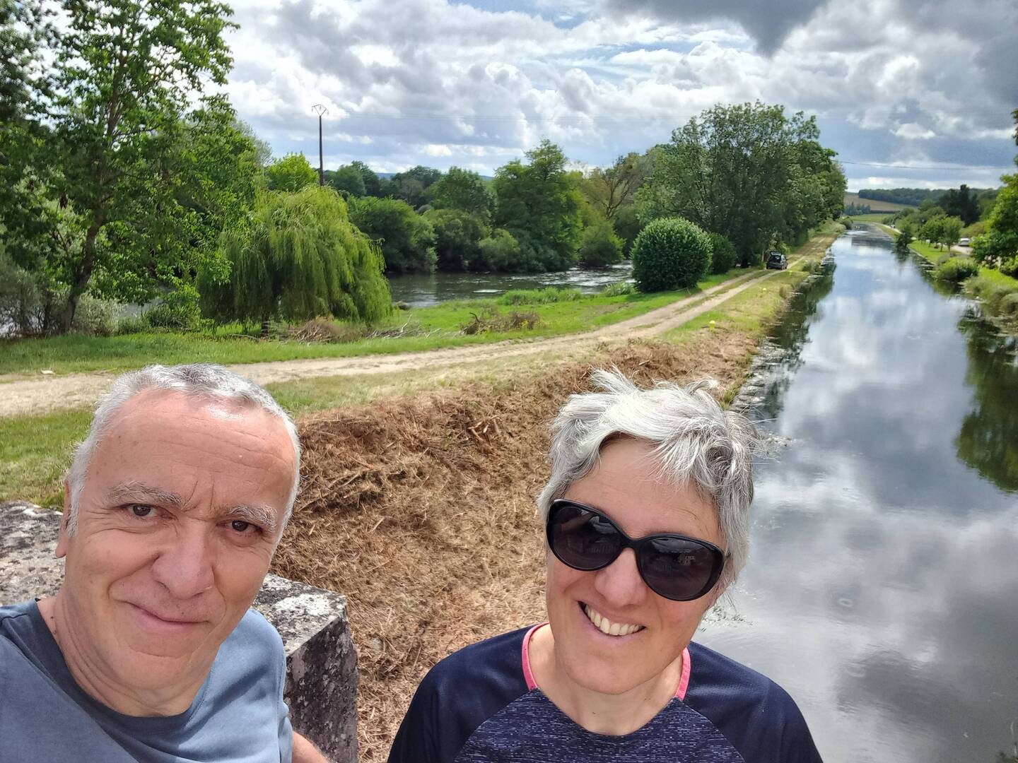 D'un côté le canal et de l'autre l'Yonne.