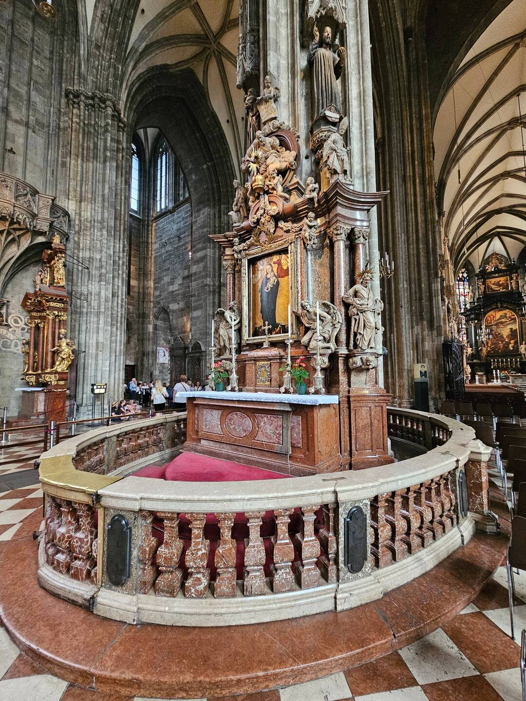 Alter Frauenaltar beherbergt das Gnadenbild aus dem Jahr 1493 „Maria in der Sonne".