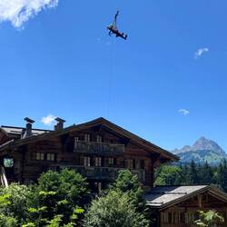 Umgebungsarbeiten bei dieser Villa wird durch Helikopter unterstützt 😳