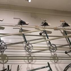 Zu viert auf einem Bike? Spannend