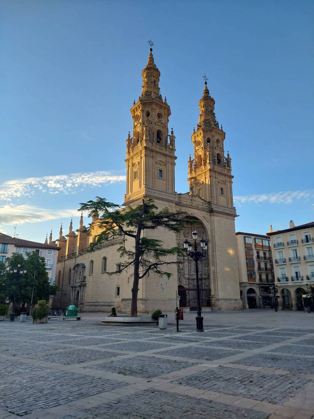 Beim Verlassen der Stadt sehe ich sie mir noch schnell an: Santa María la Redonda.