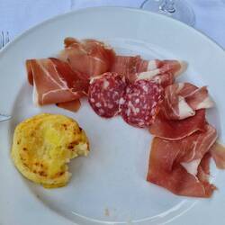 Kartoffelgratin, Parmaschinken, Salami, und dazu Rosé.